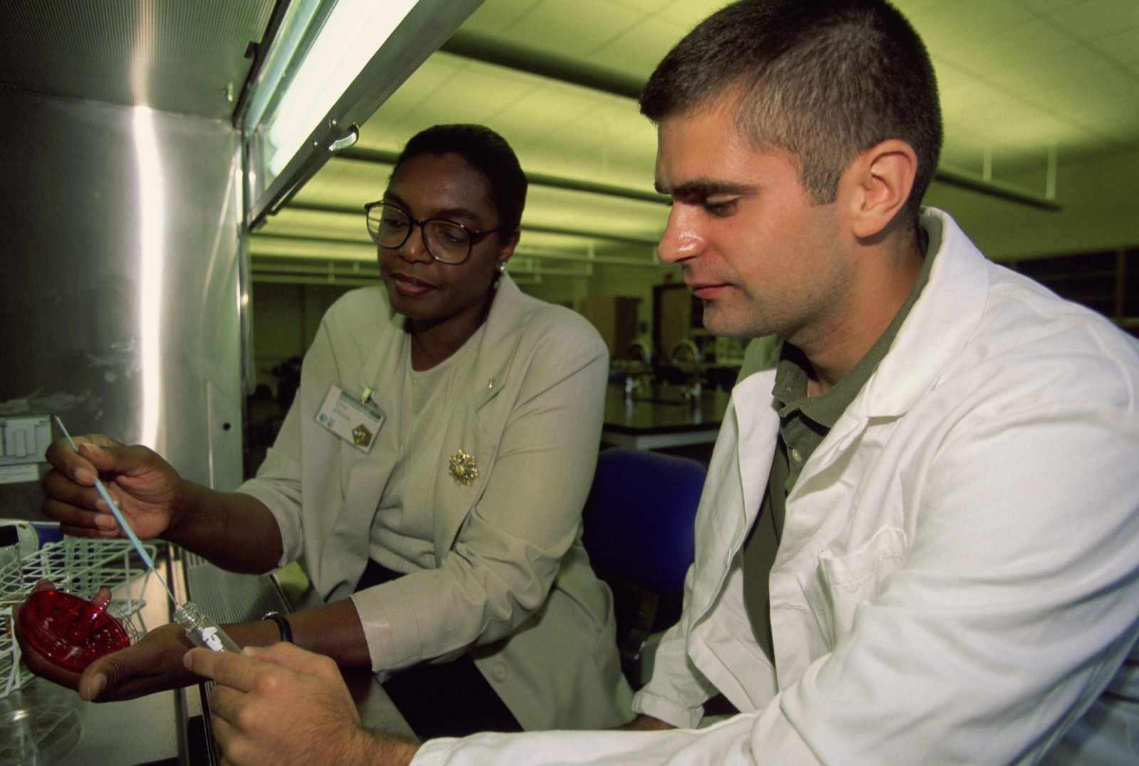 Cientistas analisando dados no laboratório — monitoramento de resultados